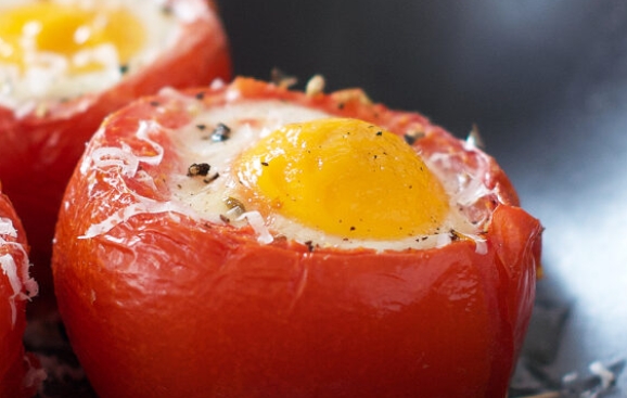 Simple Delights: Eggs on Tomatoes Recipe